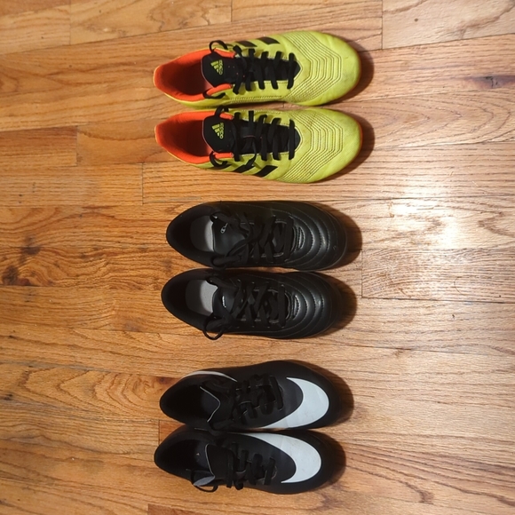 Kids (boys) soccer cleats, Size 1M, 2M, and 4 - Picture 2 of 3